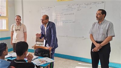 مدير تعليم فرشوط يتفقد مدرسة علي خليل ويشيد بالانضباط الإداري والعملية التعليمية