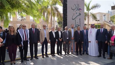 رئيس جامعة عين شمس يشهد تحية العلم في استقبال العام الدراسي الجديد