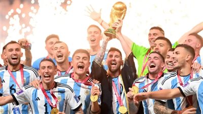 ميسي يتصدر قائمة أكثر 10 لاعبين تتويجًا بالألقاب وحضور مصري بارز