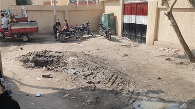 حفرة عميقة تهدد حياة الطلاب أمام مجمع مدارس السيدة خديجة بالمرج