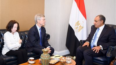 وزير الخارجية يلتقي رئيس شبكة حلول التنمية المستدامة التابعة للأمم المتحدة
