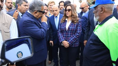 وزيرة التنمية المحلية والبيئة ومحافظ الدقهلية يتفقدان معدات دعم منظومة النظافة والجمع السكني بالمنصورة