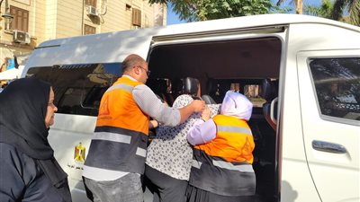  «التدخل السريع» ينقل مسنة بلا مأوى في منطقة الحسين إلى دار رعاية