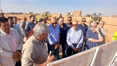 نائب وزيرة الإسكان ومسئولو الوزارة يتفقدون مشروعات المرافق في مدينة الشروق 
