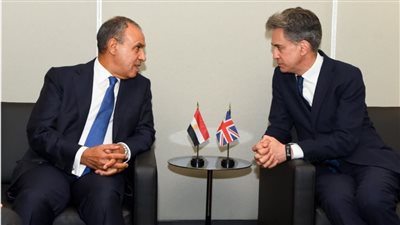 وزير الخارجية يناقش مع نظيره البريطاني تعزيز العلاقات الثنائية والتطورات الإقليمية