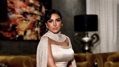 روجينا تتألق بقماش البايت الذهبي 