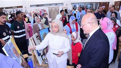 رئيس جامعة سوهاج يتفقد ورش تدريب 