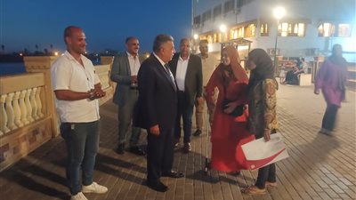 محافظ الدقهلية في جولة ليلية يتفقد ممشى المنصورة 