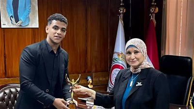 نقيب التمريض تكرم الممرض علي محمد.. مكافأة مالية ومنحة دراسية بجامعة بدر