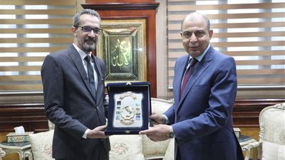 محافظ المتيا يكرم 