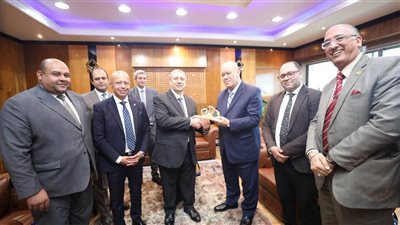 رئيس ميناء القاهرة الجوي يكرّم أمين أحمد عفيفي تقديرًا لجهوده ودوره في دعم التعاون مع مصر للطيران