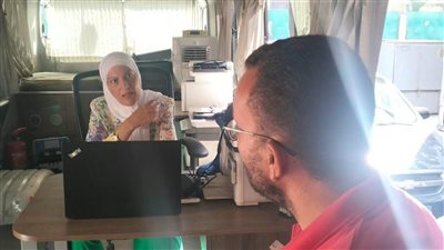 رئيس حي غرب القاهرة يتابع تقديم الخدمات عبر السيارة المتنقلة بجاردن سيتي