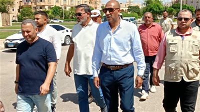 رئيس جهاز الشروق يتابع ميدانيًا أعمال تطوير الطرق والأسفلت بطريق الرواد