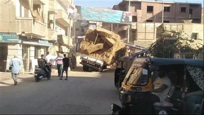 سقوط حمولة سيارة نقل يتسبب في تعطل المرور أعلى كوبري الباجور بالمنوفية