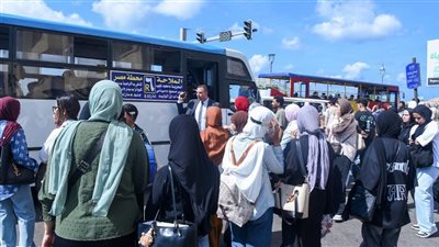 محافظ الإسكندرية يستجيب لشكاوى الطلاب والمواطنين من الزحام المروري ونقص وسائل المواصلات