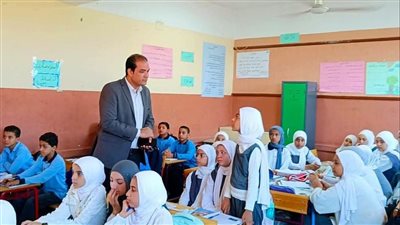 استمرار متابعة انتظام العملية التعليمية ميدانيًا بمدارس الفيوم  وتكريم معلمة متميزة 