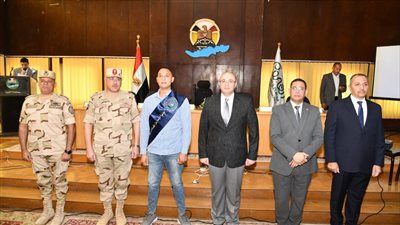 محافظ الفيوم ومدير جمعية المحاربين القدماء يُكرمان أسر الشهداء ومصابي العمليات الحربية