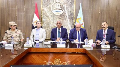  محافظ كفر الشيخ يعقد اجتماعاً موسعاً لمناقشة خطط مواجهة الأزمات والكوارث