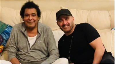 صورة جديدة لـ محمد منير مع أحمد السقا.. ماذا حدث خلال الزيارة الخاصة؟