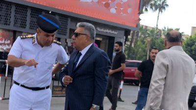 محافظ الدقهلية  يتابع حركة الركاب بمواقف سيارات السرفيس بالمنصورة 