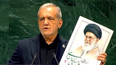 رئيس إيران يرفع صورة المرشد بالأمم المتحدة ورد فعل صادم من مندوب أمريكا.. فيديو