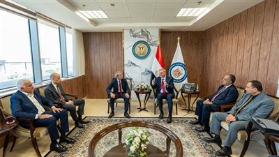 وزير البترول يبحث مع 