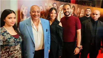 بيومي فؤاد وابنته بجانب باسم سمرة في العرض الخاص لفيلم شيش دو