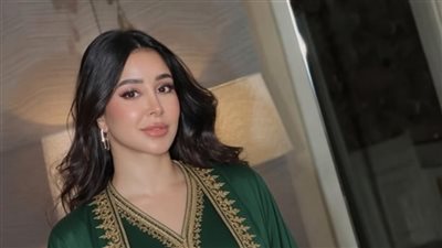 أسيل عمران تمزج بين الأناقة والاحتشام
