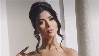 كارولين عزمي تواكب موضة الكب