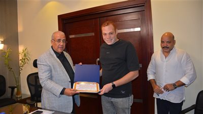  مترو الأنفاق يكرم صراف تذاكر بمحطة كلية الزراعة لأمانته ورده هاتف «آيفون» غالي الثمن لمالكته