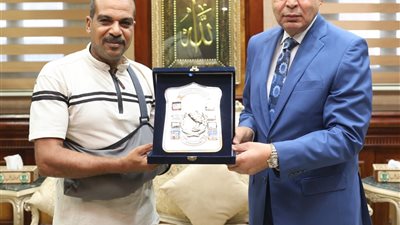 لتصديه لمحاولة التعدي على حرم الهيئة.. محافظ المنيا يكرم موظفًا بالسكة الحديد