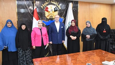 محافظ الفيوم يسلم تأشيرات العمرة وجوازات السفر لـ5 سيدات من الأولى بالرعاية