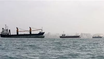 مقهى على ضفاف هرمز.. شاب عُماني يحول ناقلات النفط إلى مشهد للزبائن