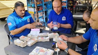 طاقم إسعاف يعثر على مبلغ كبير بحوزة مصاب ويسلمونه لأسرته