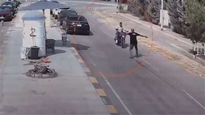 بعد تداول الفيديو ..  دليفري يدهس فرد أمن داخل كمبوند بالتجمع الخامس