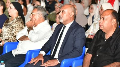 محافظ الدقهلية يشهد العرض المسرحي «ضحكة ليلى.. والسبع غربان» بالمسرح المكشوف 