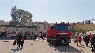 محافظ الأحمر ومدير الأمن يتابعان حريقًا محدودًا بمدرسة الميناء بالغردقة 