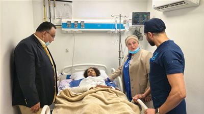 رئيس أكاديمية الفنون تطمئن على طالبي «الموسيقى العربية» بعد تعرضهما لحادث