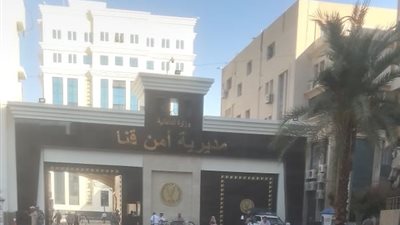 العثور على جثة رضيع معلقاً بحبل داخل منزله والنيابة تحقق