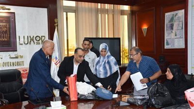 محافظ الأقصر يوزع تأشيرات العمرة المجانية على عدد من السيدات 
