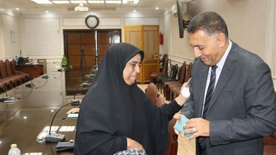 محافظ القليوبية يسلّم جوازات السفر لـ 5 سيدات من الأولى بالرعاية