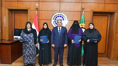 محافظ الدقهلية يستقبل عددًا من المعتمرين ويوزع 5 رحلات عمرة على الأولى بالرعاية