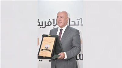 أبوالفتوح يتسلم الجائزة