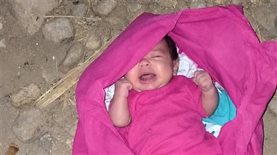  العثور على طفل حديث الولادة ملقى بالطريق الصحراوي في أبوتشت