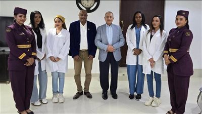 تكريم رئيس الأكاديمية العربية بعد إهدائه أكبر مكتبة طبية لطبيبات السودان