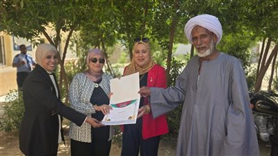 نقيب التمريض تكرم «سيد موسى» لتبرعه بأشجار وشتلات مدرسة الضبعة للتمريض