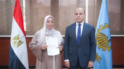 محافظ الغربية يُسلّم 6 عقود تقنين لأراضي أملاك الدولة للمستفيدين