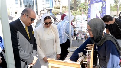رئيس جامعة المنصورة يحاور طلاب الفنون الجميلة حول الإبداع ومتطلبات سوق العمل