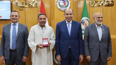 محافظ المنيا يسلم مفاتيح 20 منزلًا مطورًا ضمن «سكن كريم»