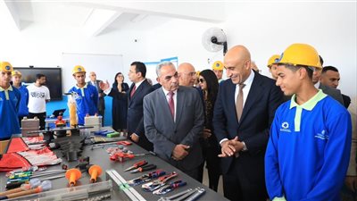 وزير التعليم يفتتح مدرسه للطاقه المتجدده بالاسماعيليه
